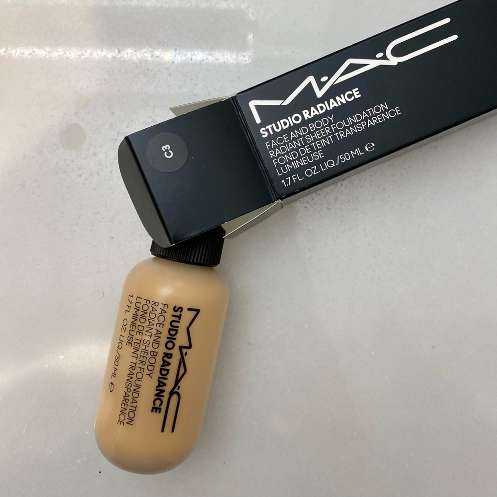 MAC STUDIO RADIANCE FACE & BODY FOUNDATION - Picture 2 of 8